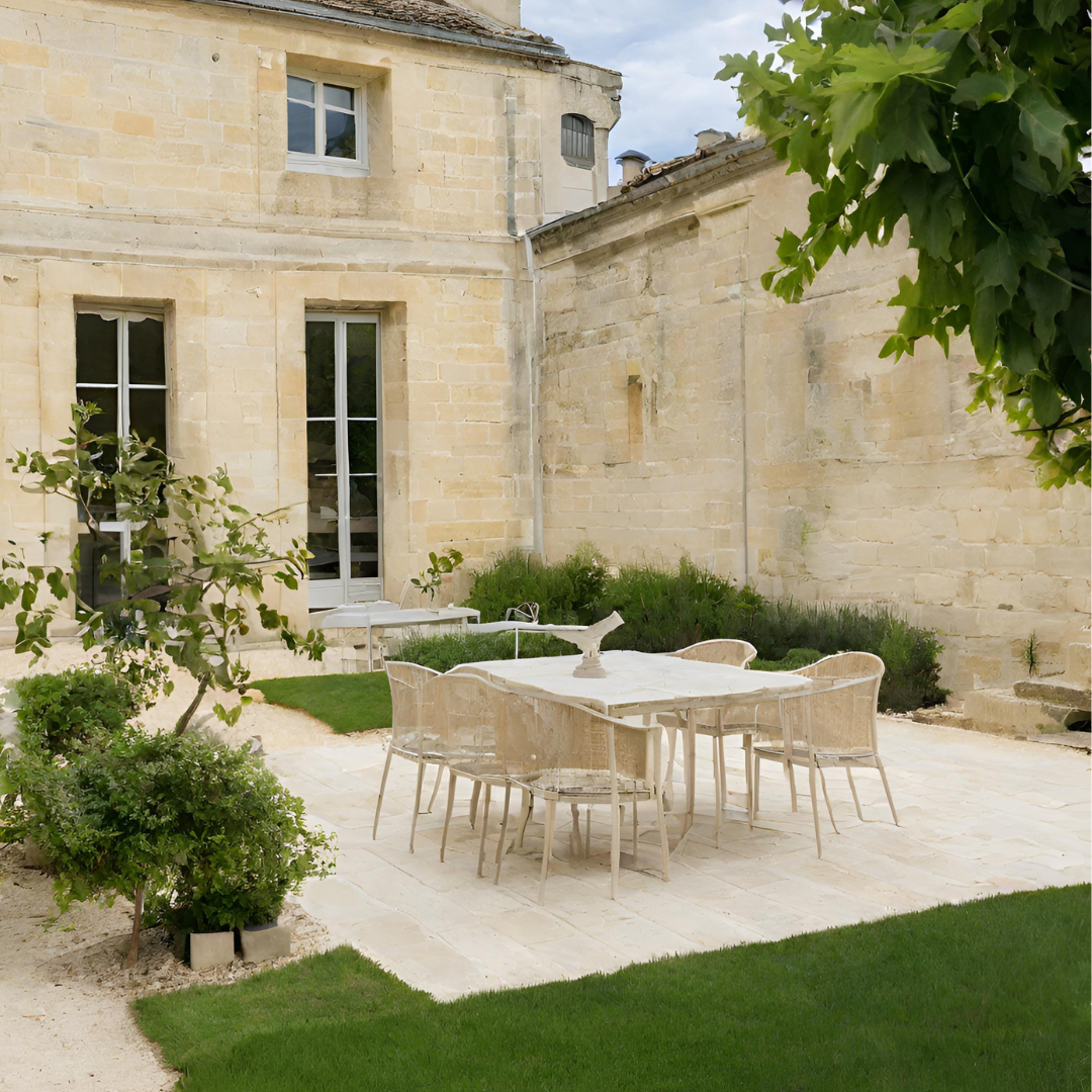 Terrasse en travertin aménagée dans un jardin à Saint-Émilion - Virgile Espaces Verts