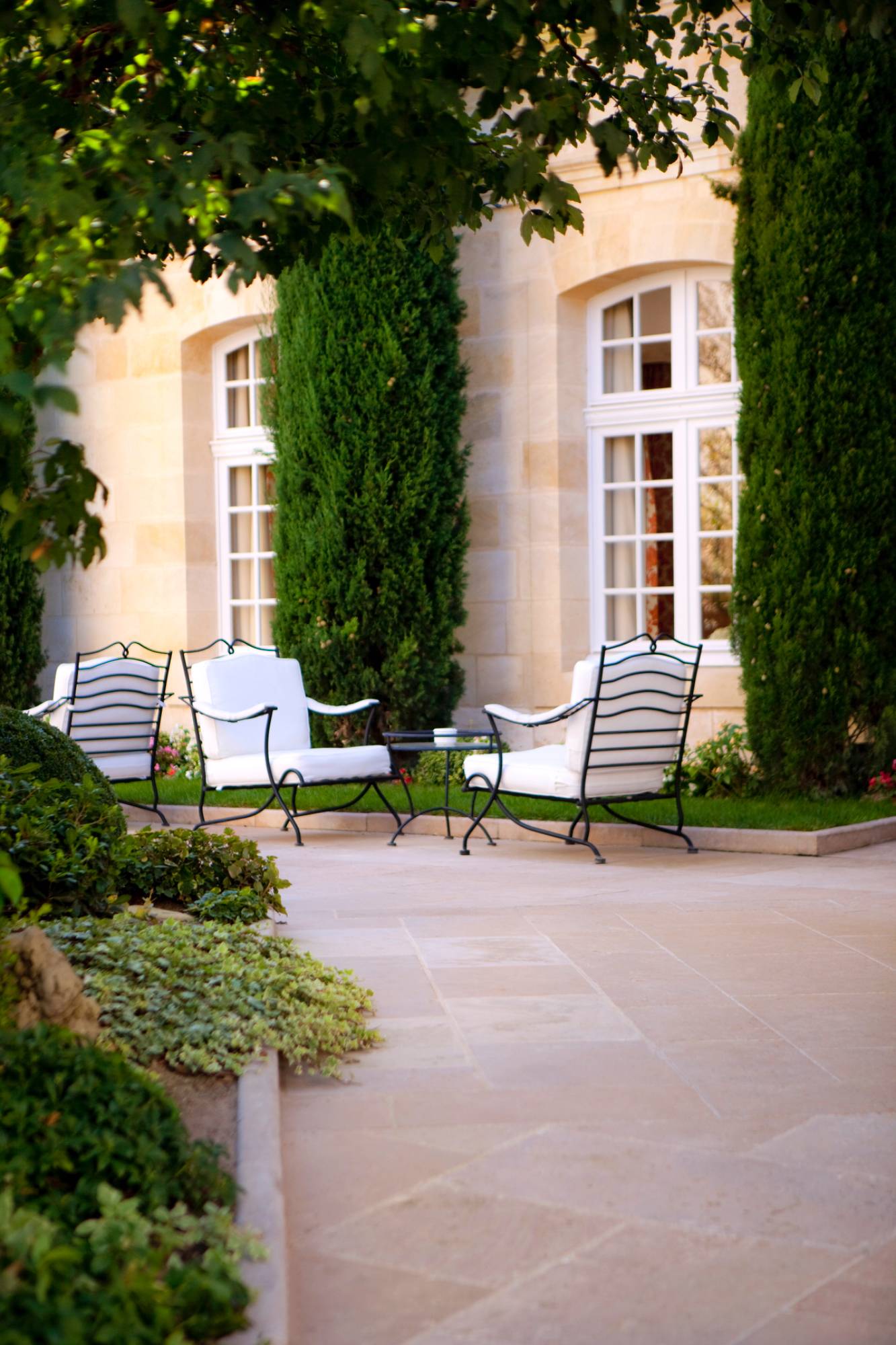 Transformez votre jardin avec une terrasse en travertin sur-mesure à Libourne