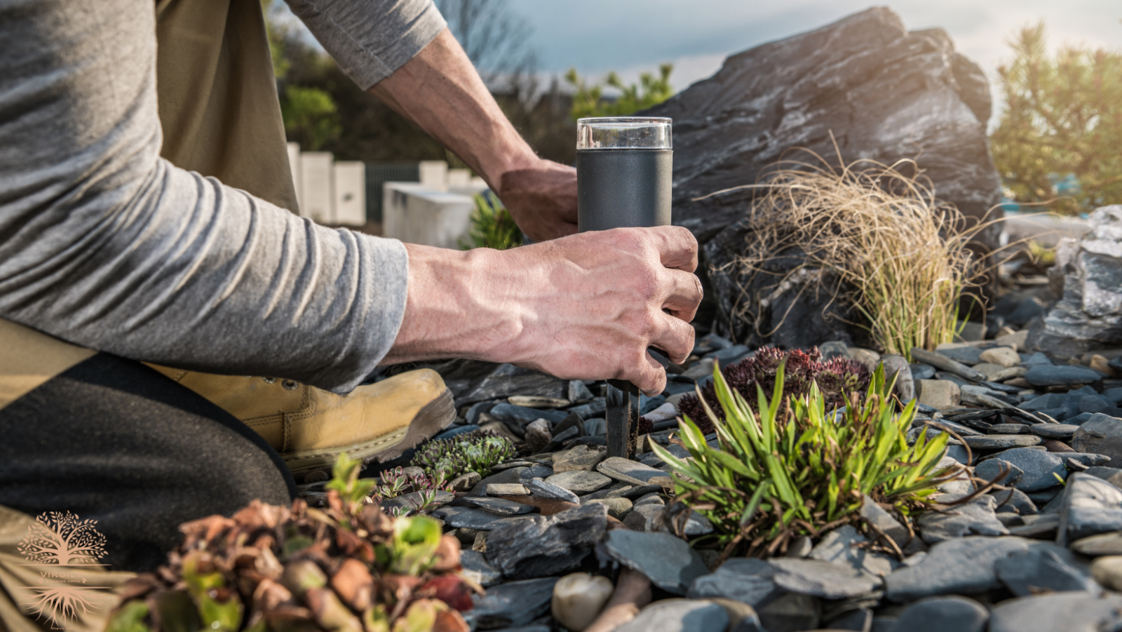 Borne d'éclairage extérieur installée le long d'une allée de jardin à Libourne - Virgile Espaces Verts