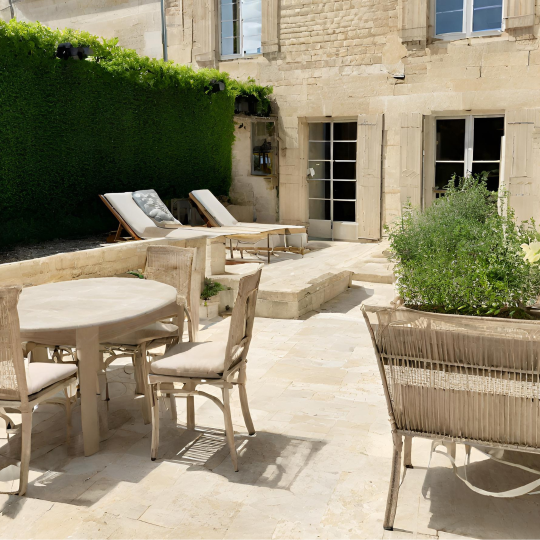 Terrasse en travertin aménagée dans un jardin à Saint-Émilion - Virgile Espaces Verts