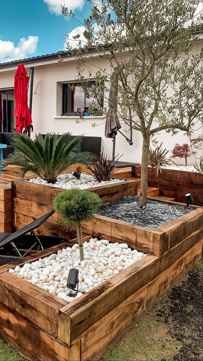 Création d'un jardin avec pose d'une terrasse en bois et implantation de massif à Pompignac 