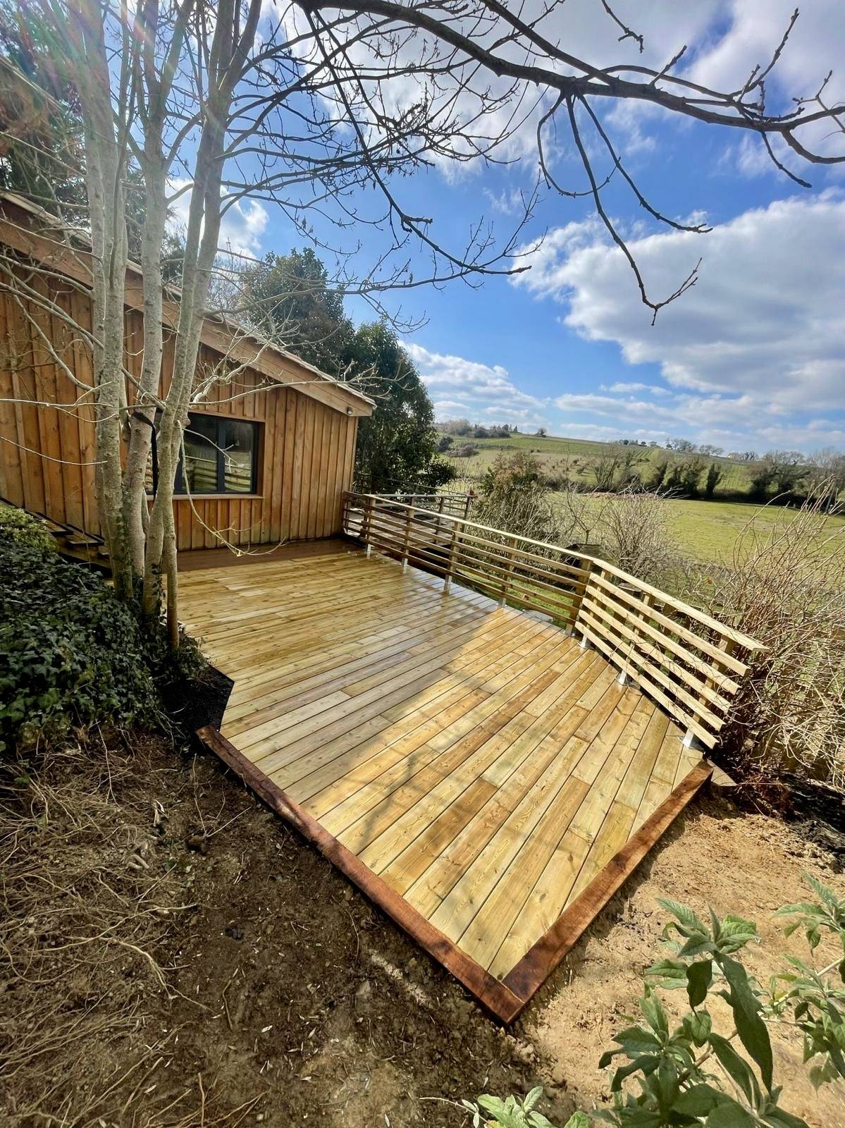 Terrasse en bois durable en pin US brun classe 4 installée à Saint-Quentin-de-Baron