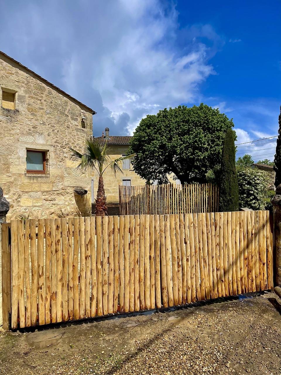 Portail en châtaignier sur mesure avec structure en bois exotique à Puisseguin