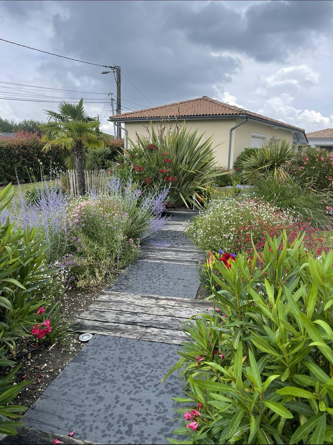 Massif fleuri à St Sulpice et Cameyrac : Palette de couleurs vives et variées Aménagement paysager à St Sulpice et Cameyrac : Plantation de massif fleuri en cours Jardin florissant à St Sulpice et Cameyrac : Un coin de paradis naturel