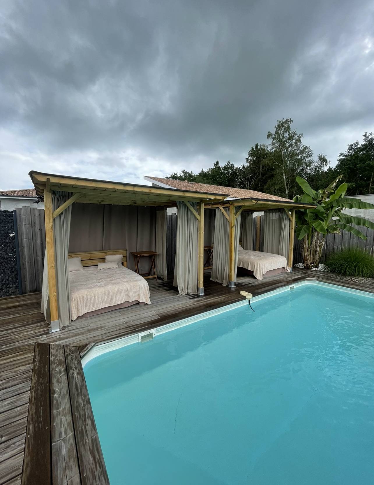 Paillote de piscine à Saint-Sulpice-et-Cameyrac : Élégance et confort estival Aménagement de piscine en Aquitaine : Création d'une paillote sur mesure