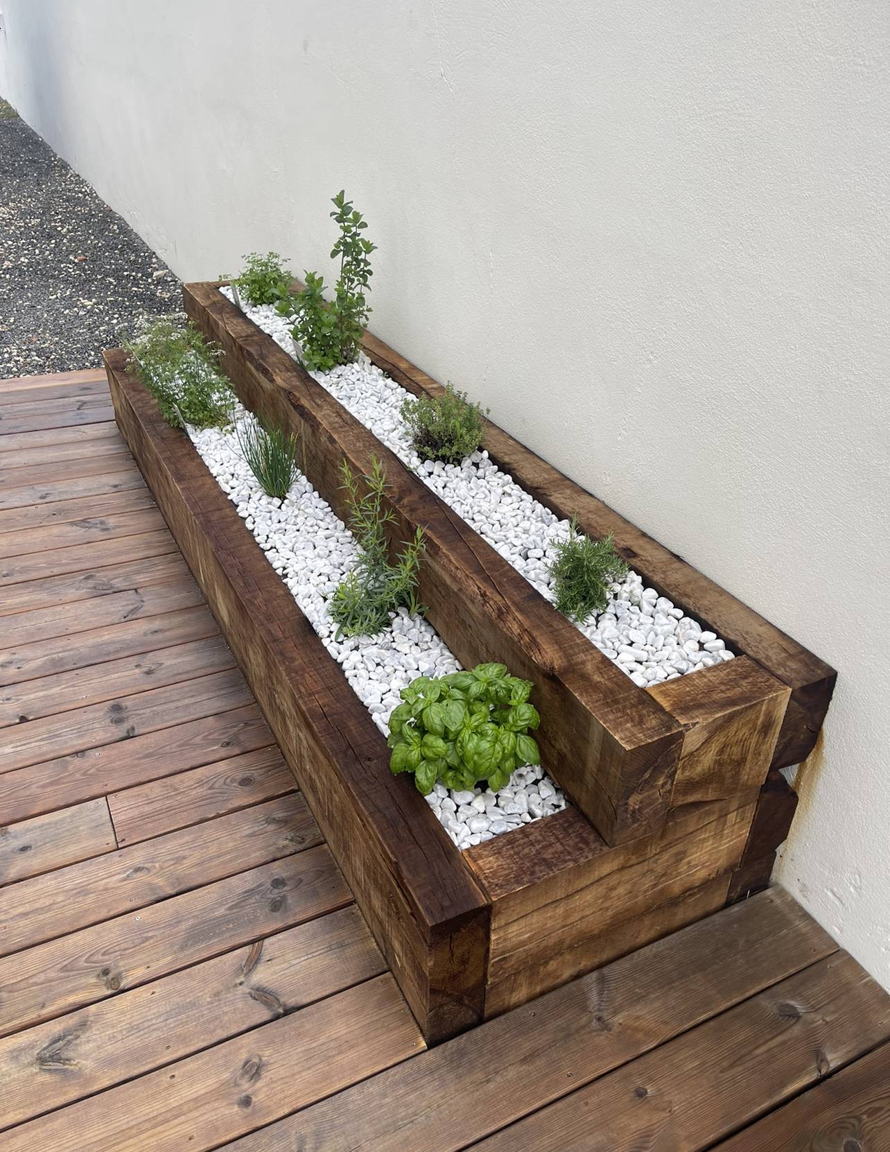 Bac d'herbes aromatiques en traverses galet et marbre blanc à Saint-Vincent-de-Paul : Élégance et praticité Aménagement paysager à Saint-Vincent-de-Paul : Création d'un bac sur mesure pour herbes aromatiques