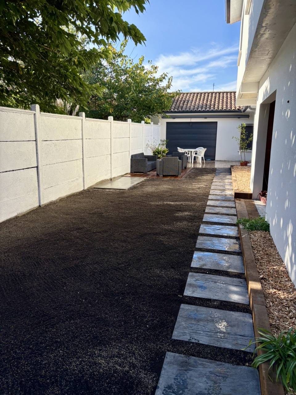 Engazonnement, pose de dalles d’ardoise, massif d’agapanthes et plaquettes de peuplier à Cenon