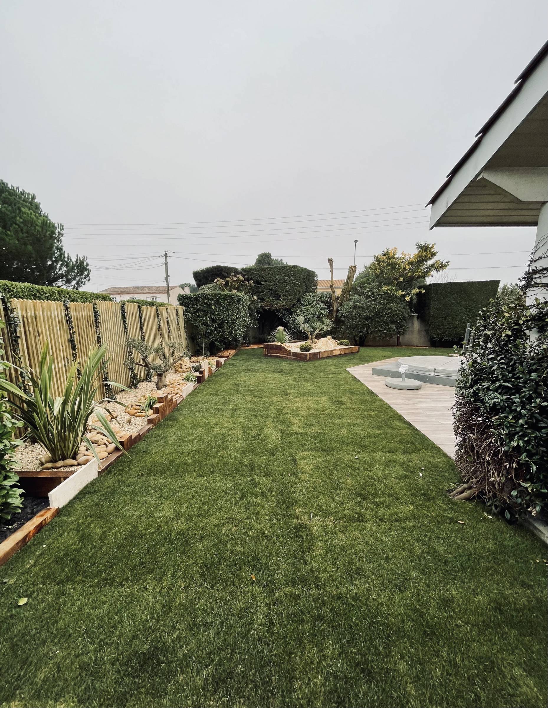 Création jardin avec gazon en plaques et massif à Bruges
