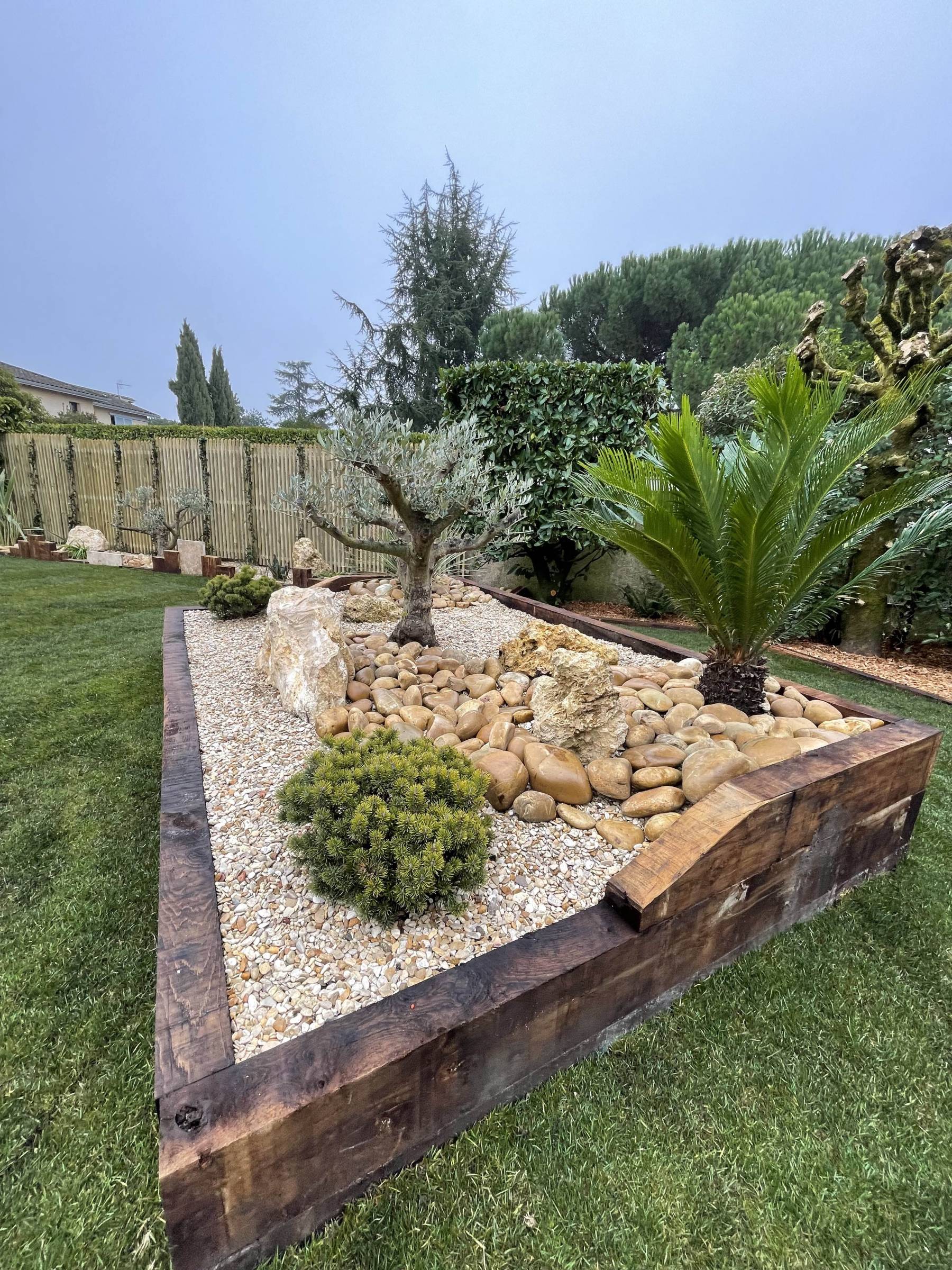 Création d'un jardin avec pose de gazon en plaque, arrosage automatique et massif à Bruges