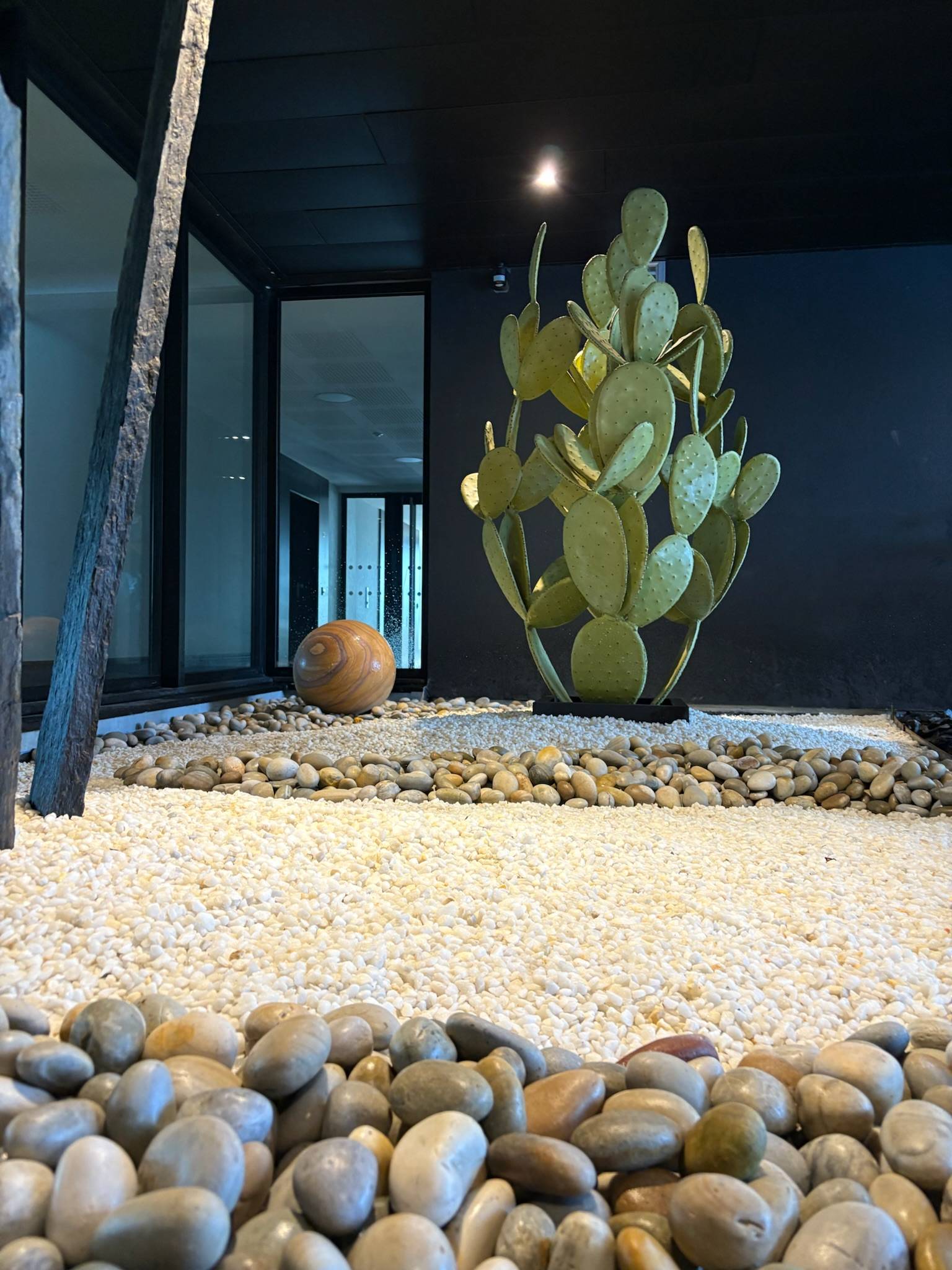  Création d’un patio design en résidence aux Chartrons avec cactus en métal et minéraux