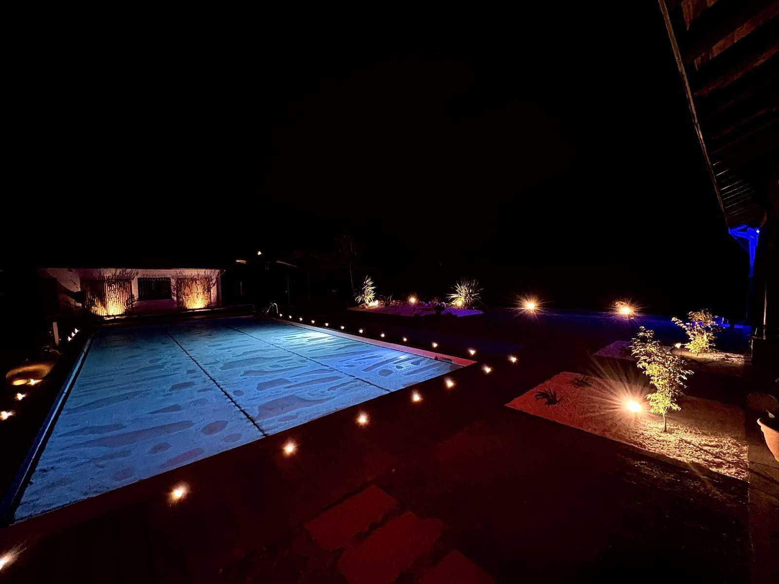 Éclairage LED pour contour de piscine et jardin à Talence