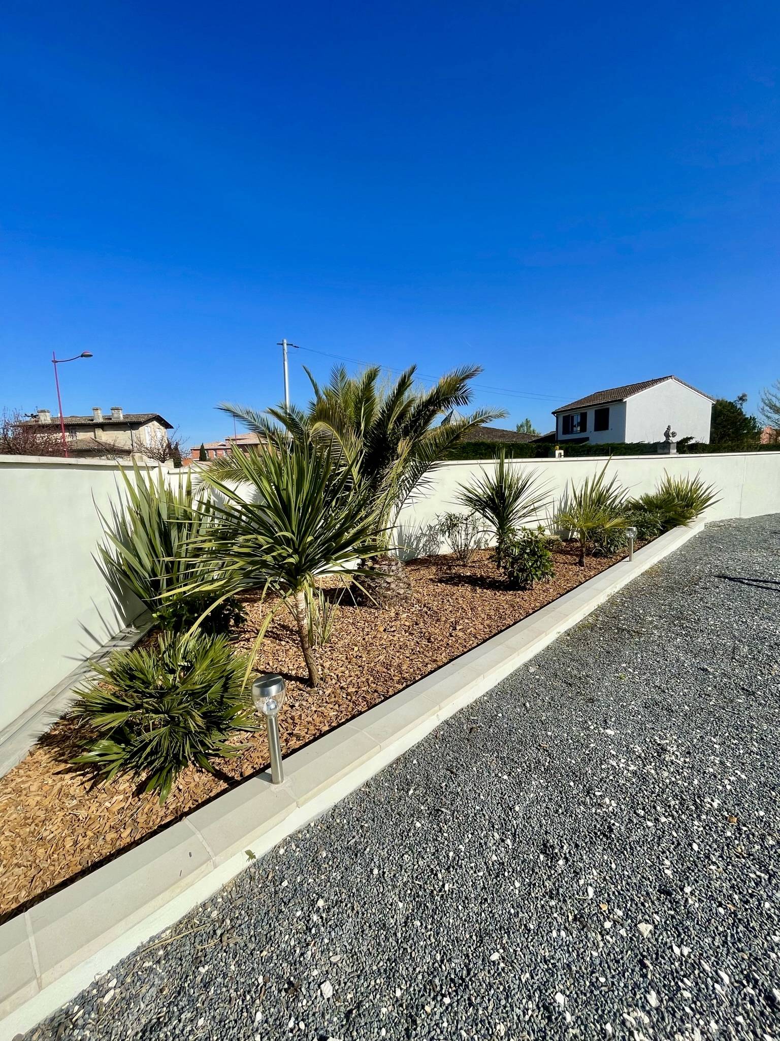 Massif embelli avec mulch de chêne à Saint-Vincent-de-Paul - Virgile Espaces Verts