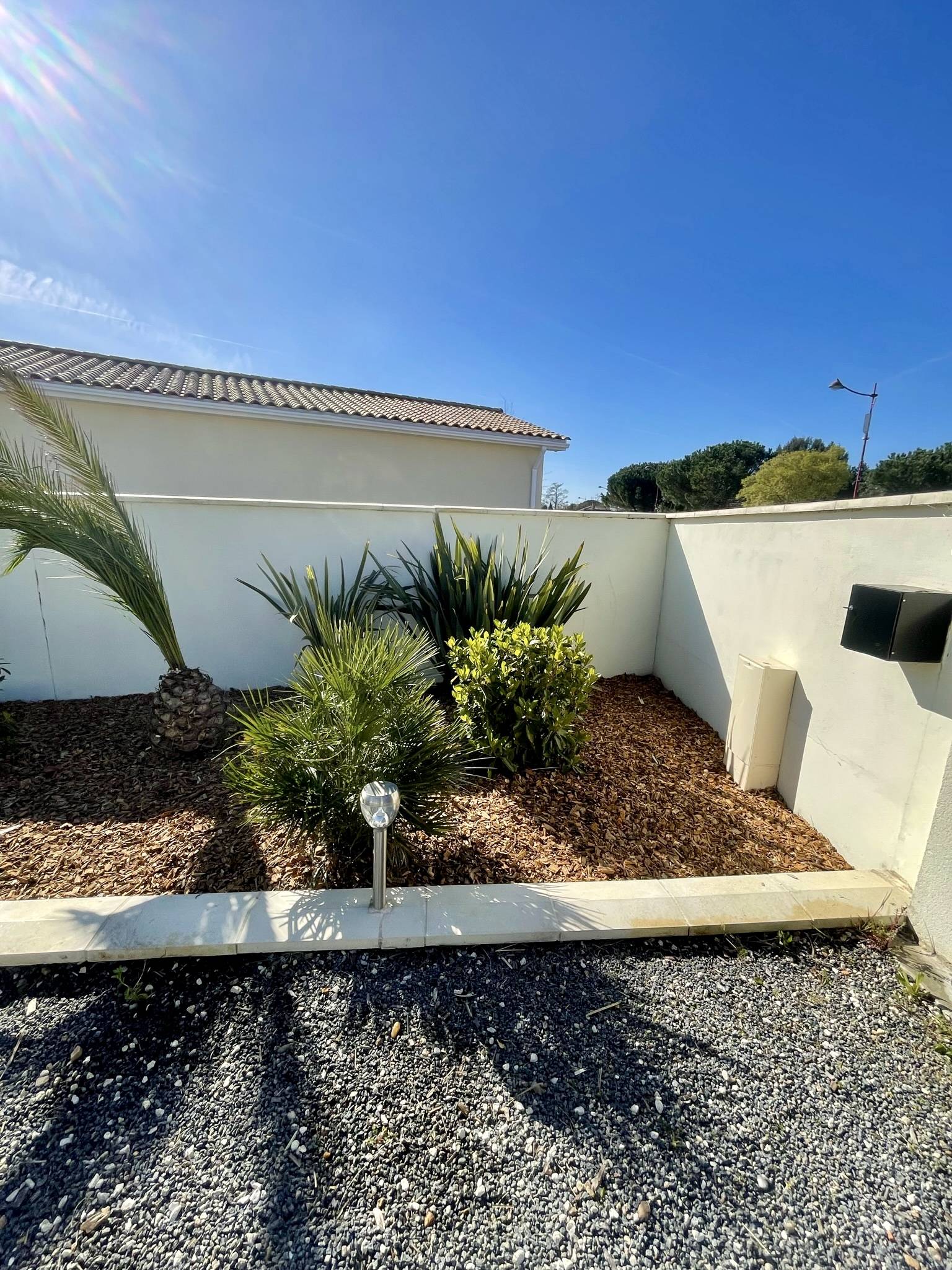Élégance Naturelle : Création d'un Massif Embelli avec Mulch de Chêne à Saint-Vincent-de-Paul