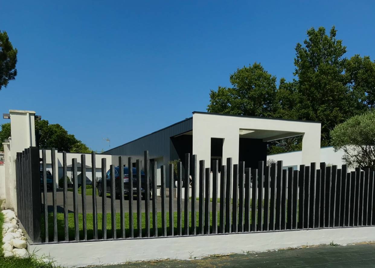 Transformez Votre Jardin au Cap-Ferret : Création Sur-Mesure d'une Clôture en Piquet d'Ardoise, Mur de Soutènement Robuste et Gazon en Plaque pour un Espace Vert Élégant et Durable