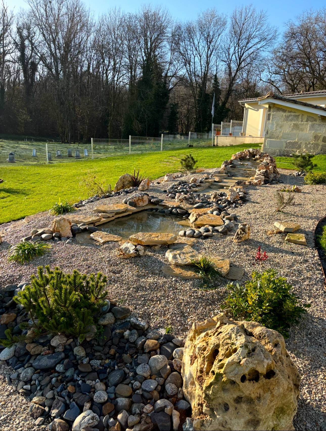 Bassin en roche de Coimbra aménagé par Virgile espaces verts à Périssac