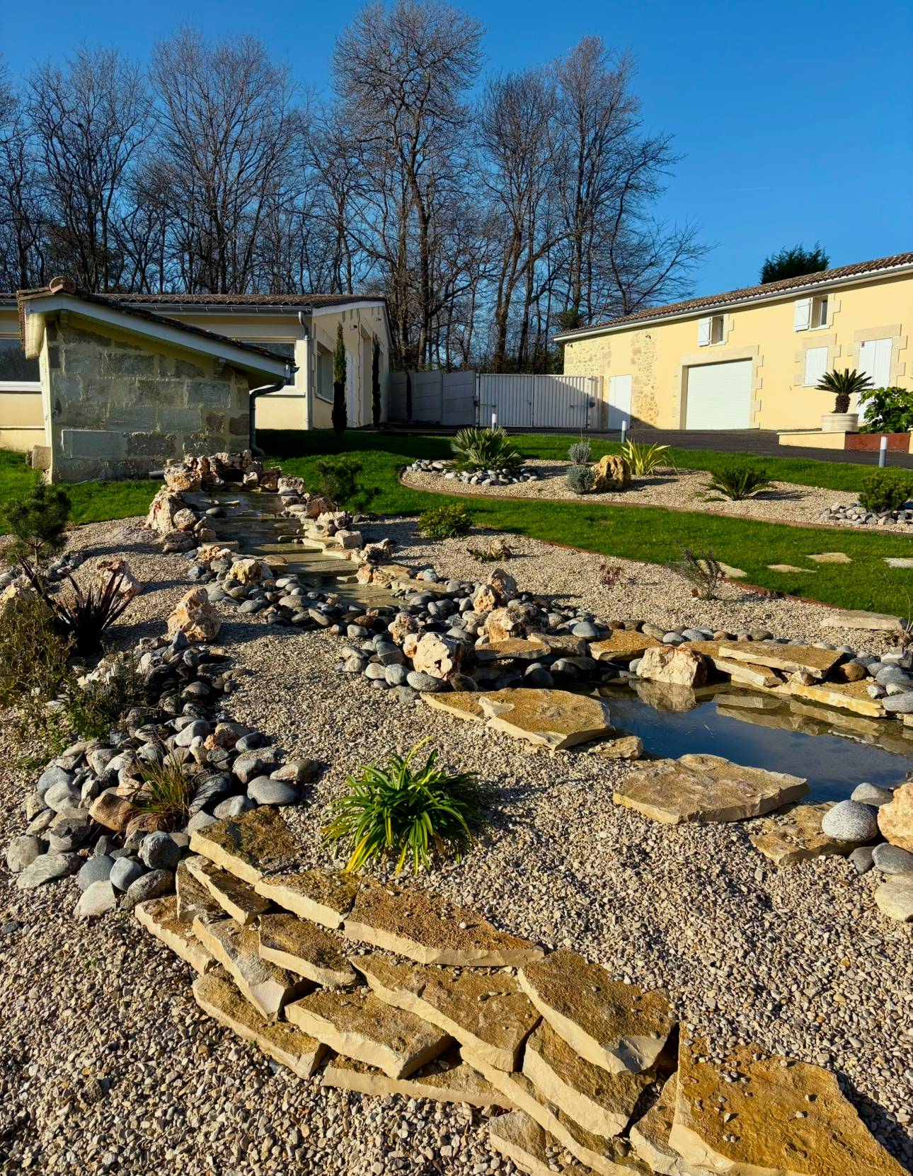 Aménagement paysager à Périssac : Cascade en pierre de l’Yonne, roche de Coimbra et dallage en ardoise et grès