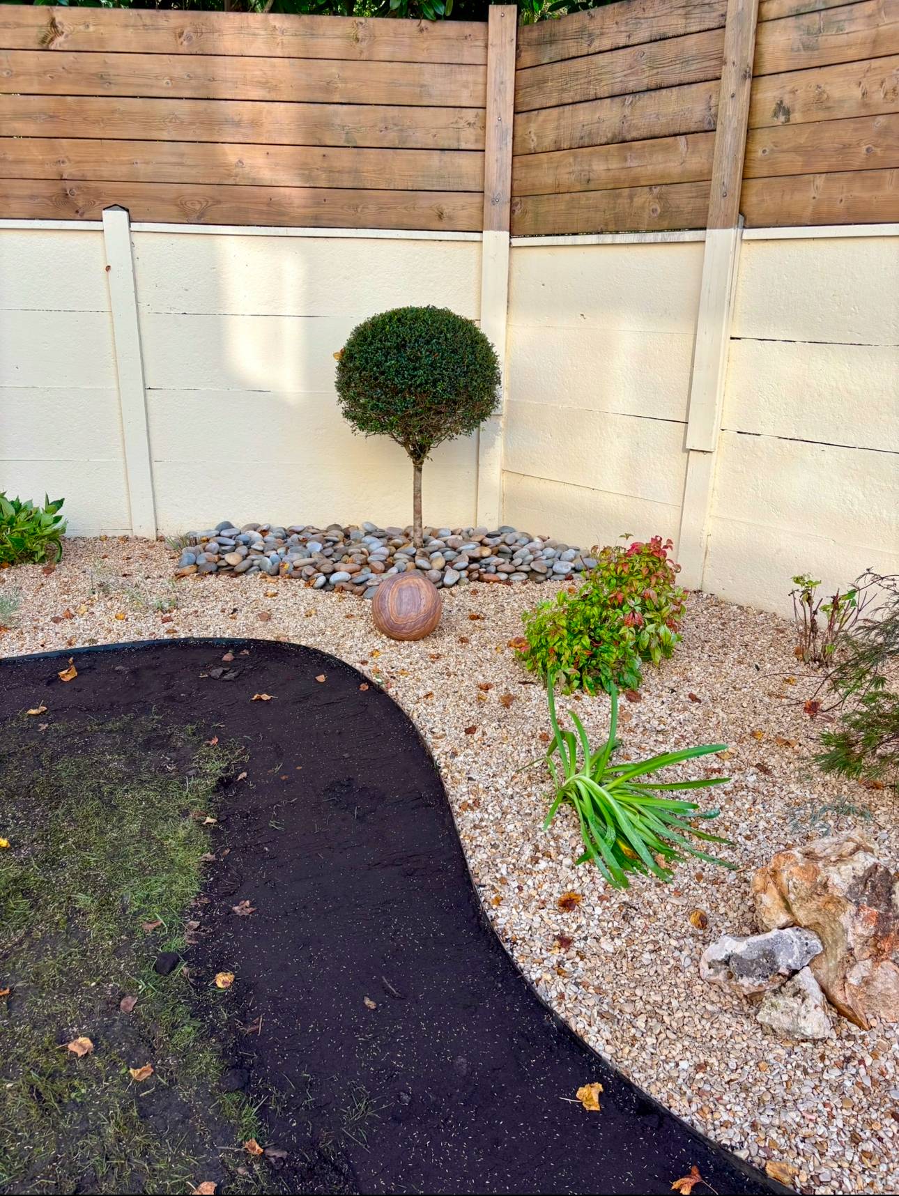 Création de massif minéral en cailloux plats ocre et galets de rivière au Bouscat | Virgile Espaces Verts