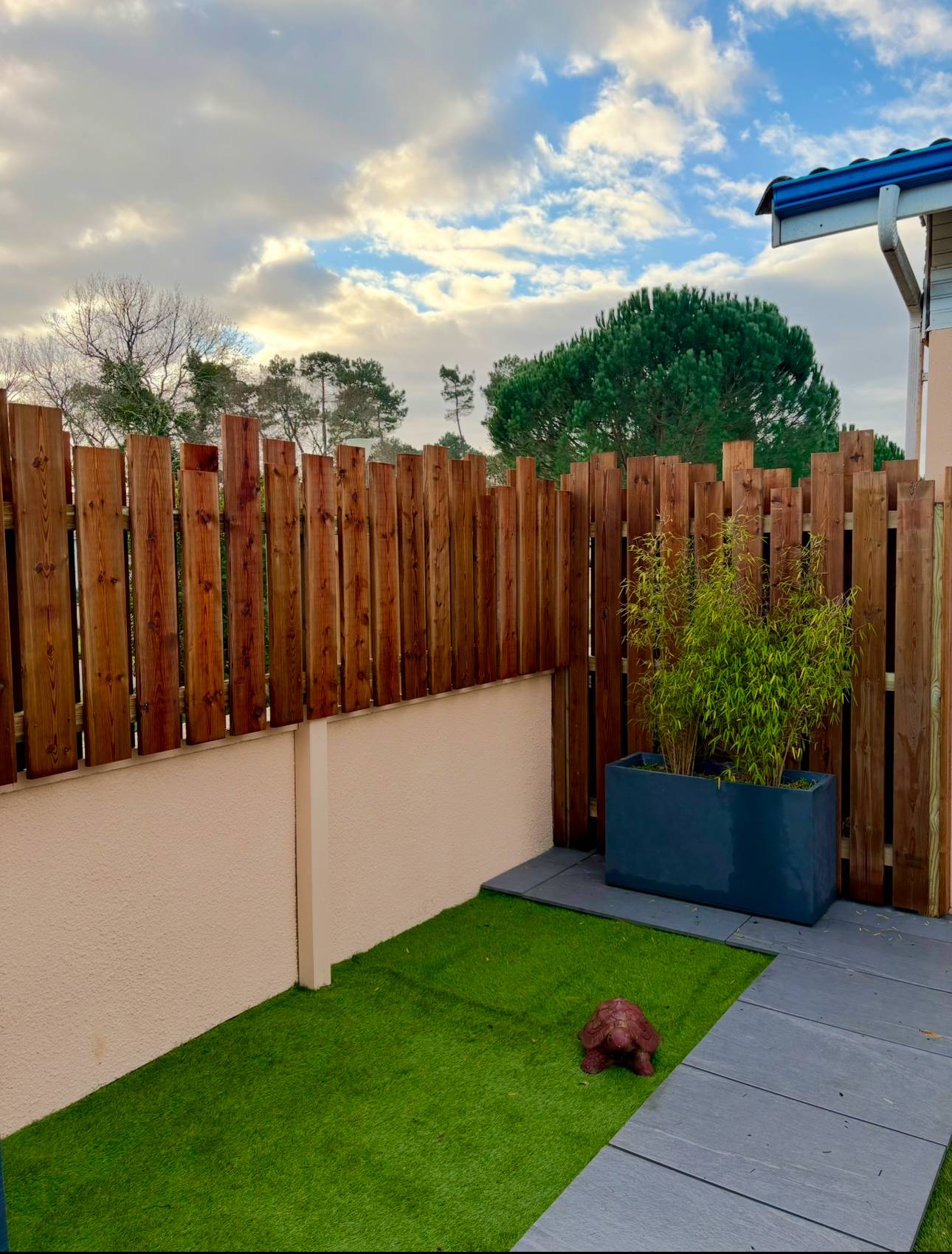 Palissade en lame de pin US brun classe 4 à St Aubin du Médoc - Virgile espaces verts
