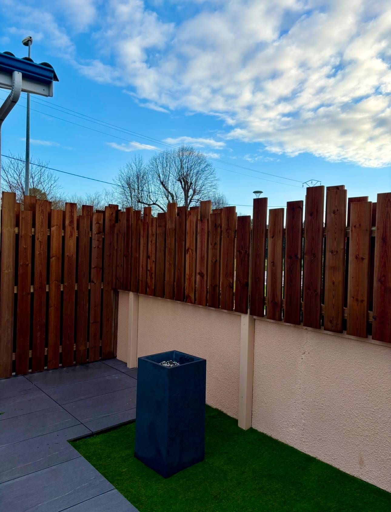 Clôture en lame de pin US brun installée à St Aubin du Médoc