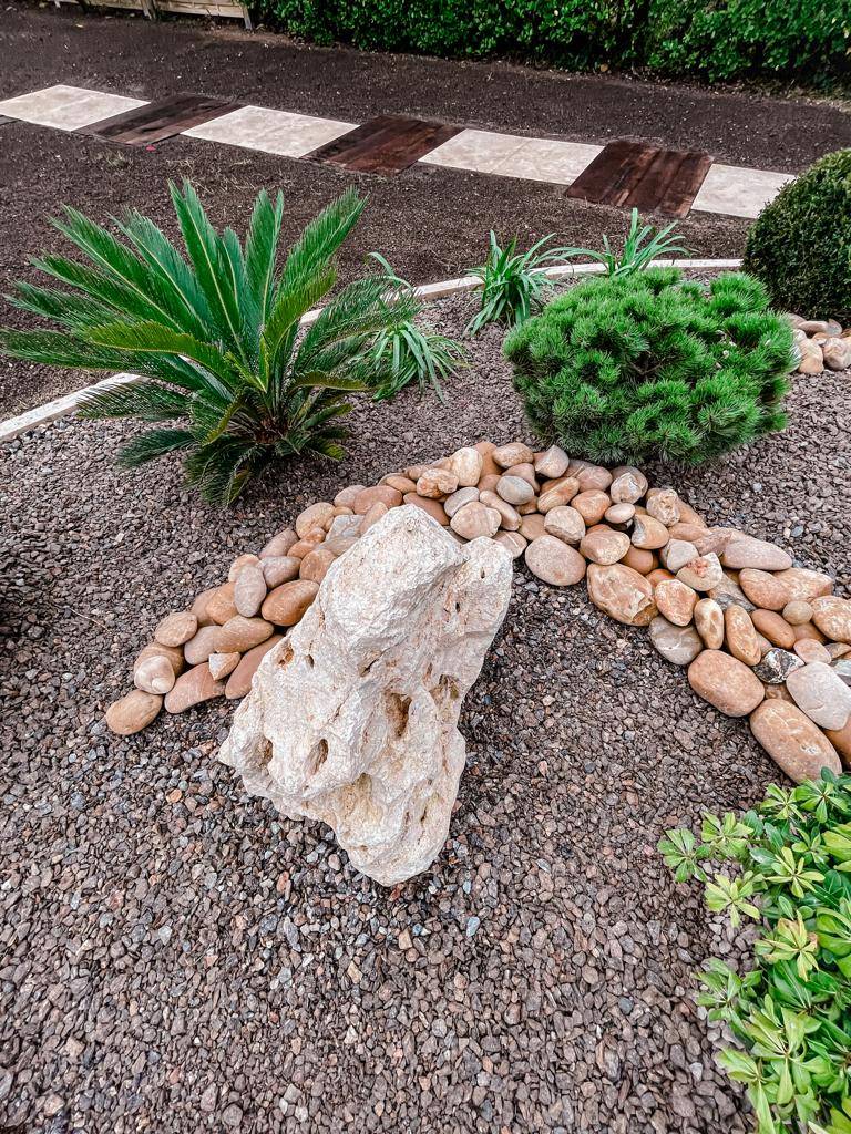 creation d'un jardin avec massif et allée de jardin en dalle de travertin à coutras 