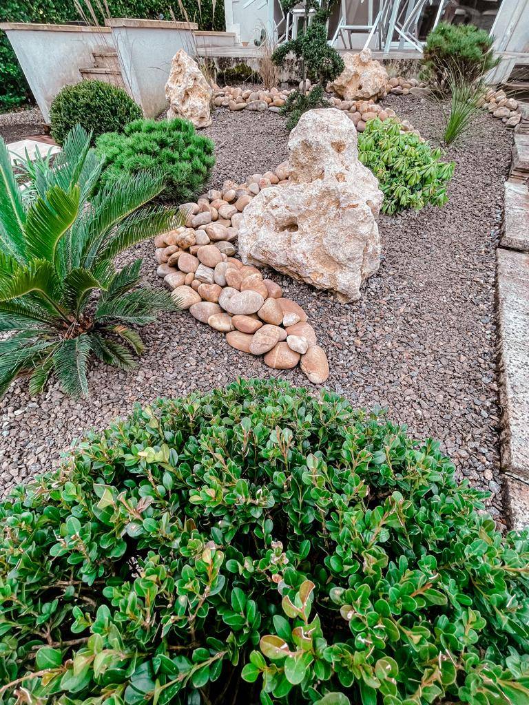creation d'un jardin avec massif et allée de jardin en dalle de travertin à coutras