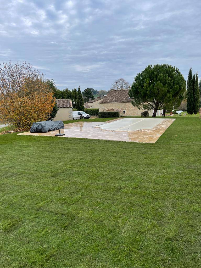 Création d'un jardin avec pose de gazon en rouleaux à saint-genes-de-castillon