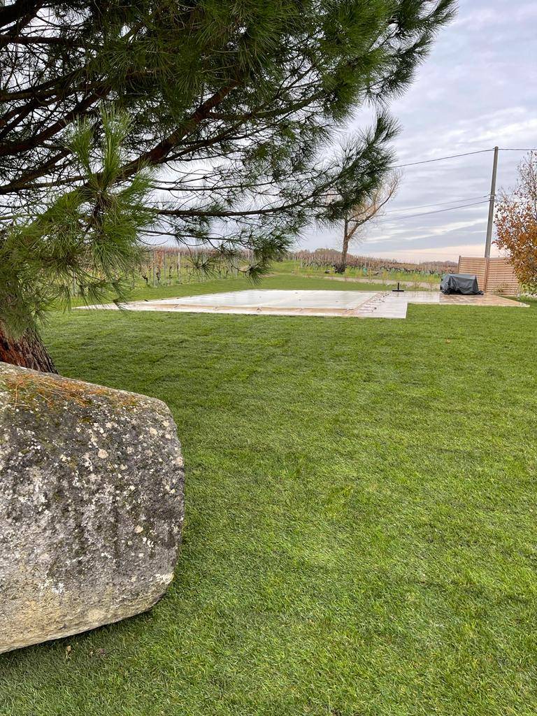 Création d'un jardin avec pose de gazon en rouleaux à saint-genes-de-castillon