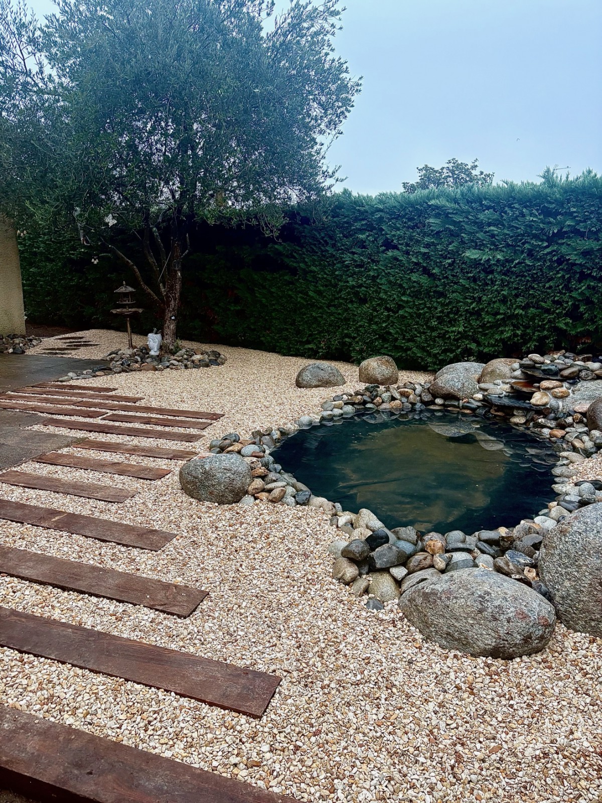 Création d’un bassin paysager avec cascade à Libourne : bassin à poissons, rochers et galets de rivière, pompe solaire et aménagement paysager complet sur mesure