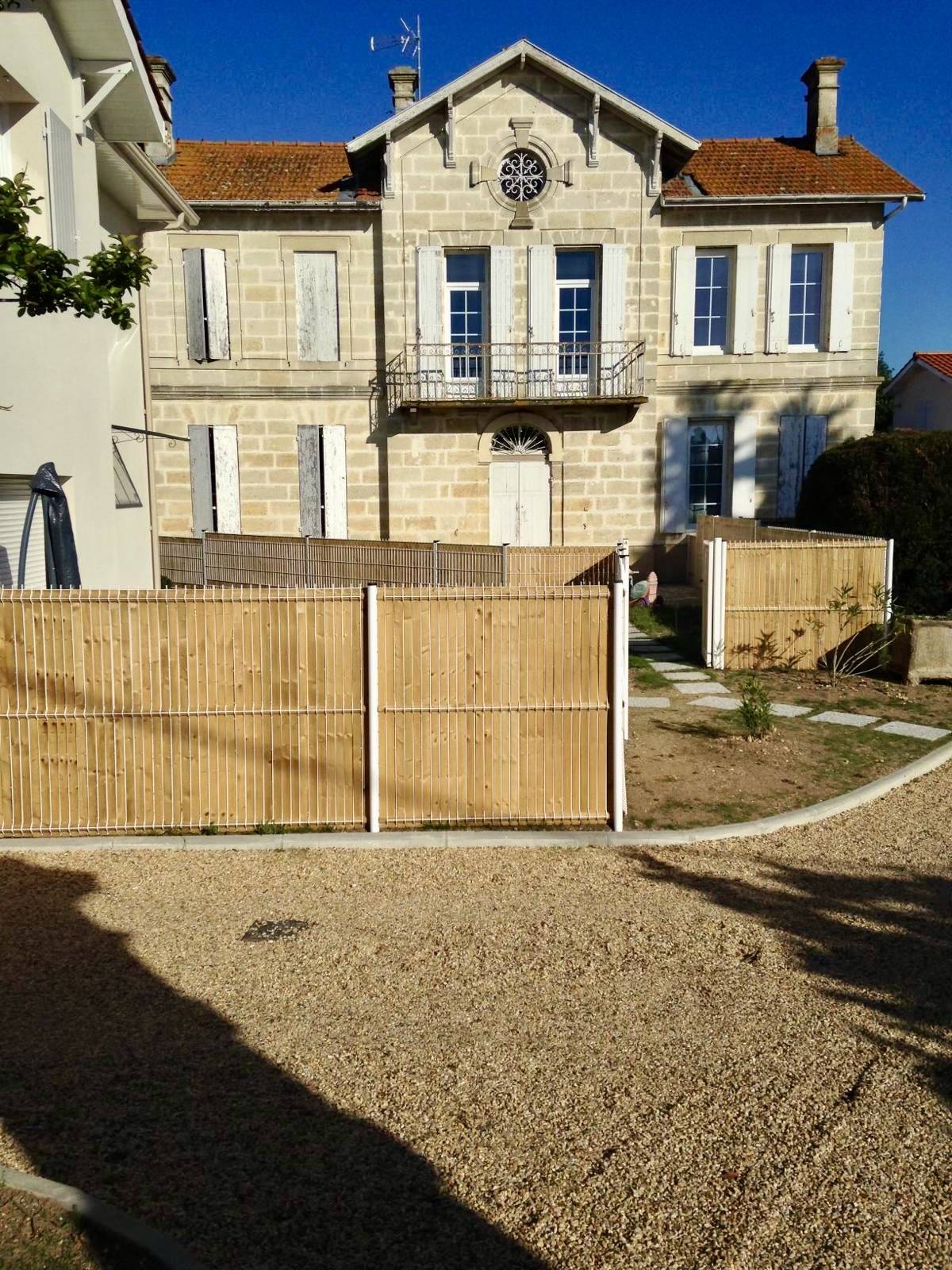 Pose de clôture en bois occultant à Libourne – Installation rapide et sur-mesure | Virgile Espaces Verts
