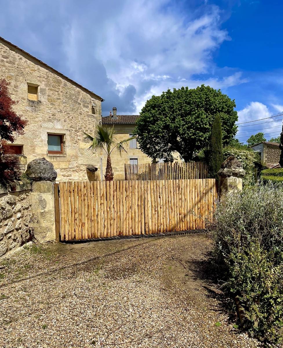 Fabrication Sur Mesure de Portail en Châtaignier et Structure en Bois Exotique à Puisseguin : Qualité et Expertise